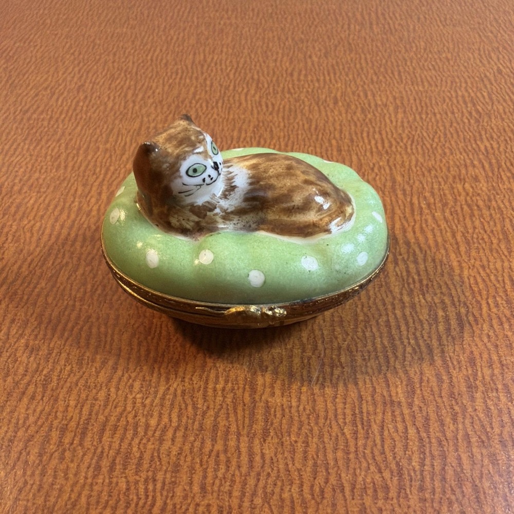 Vintage Limoges Made in France Detailed Painted Cat Trinket Box with Yarn Inside